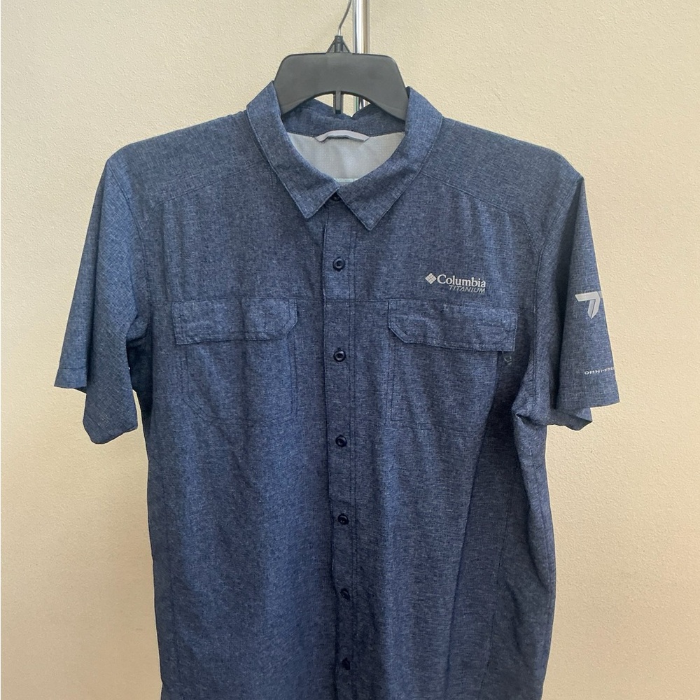 Columbia Men's Dark Blue Casual Button Down Shirt